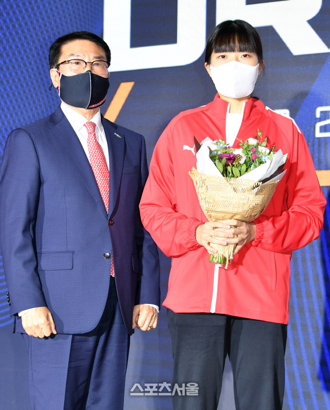 페퍼저축은행 1라운드 3순위 이민서 [포토]