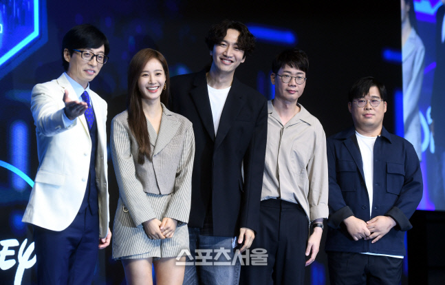 [포토] 유재석 '오른쪽을 보시죠'