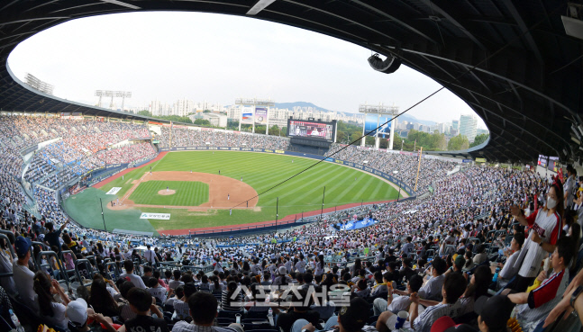 폭염도 야구팬들의 발길을 막을 수 없었다. 만원사례 잠실구장[포토]