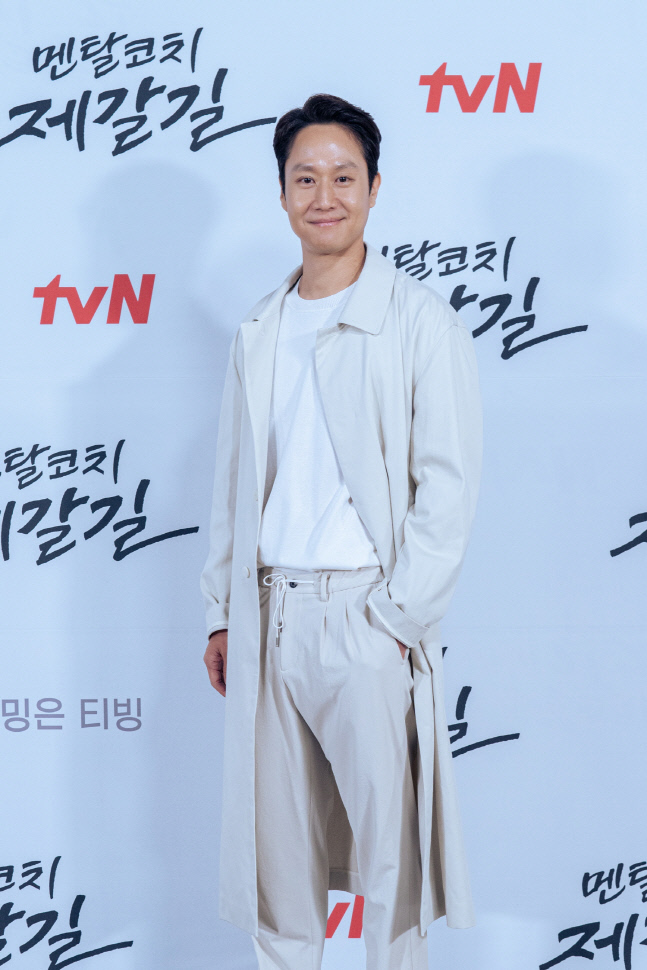 '멘탈코치 제갈길' 정우 "9년 만의 tvN 출연 설레…'응사' 흥행은 천운"