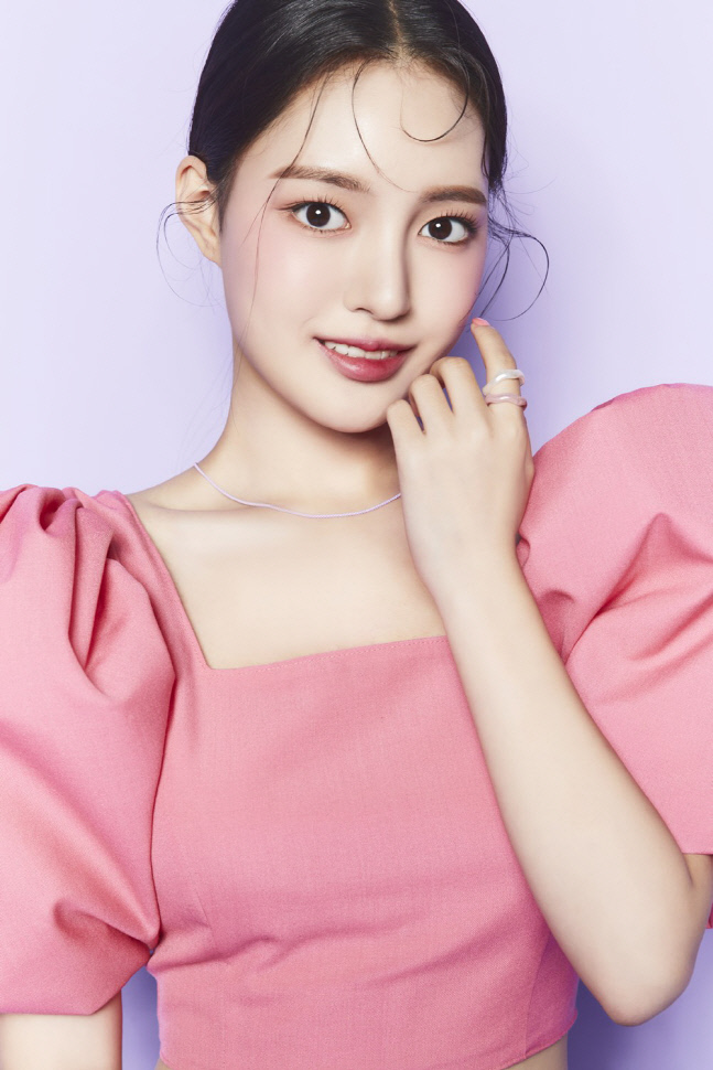 '16일 데뷔' 미미로즈 서윤주, '방과후 설렘' 출신 비주얼 막내 공개