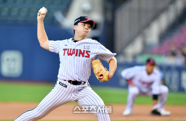 1-2위 맞붙은 잠실구장, 선발나선 이민호 [포토]