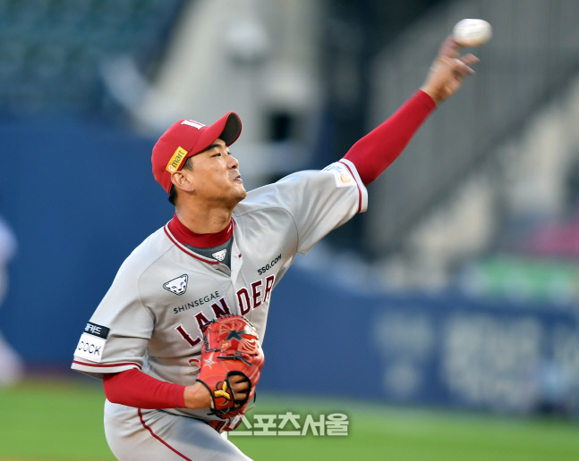 이민호와 대결펼치는 SSG 김광현 [포토]