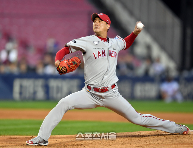 이민호와 대결펼치는 SSG 김광현 [포토]