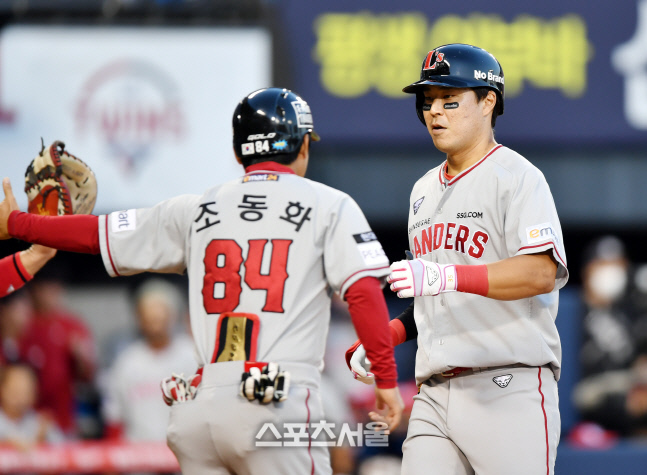 1-2위맞대결선제투런포한유섬[포토]