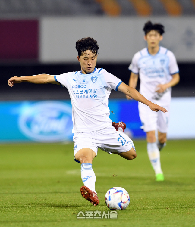 [포토]포항 이광혁의 과감한 중거리슛