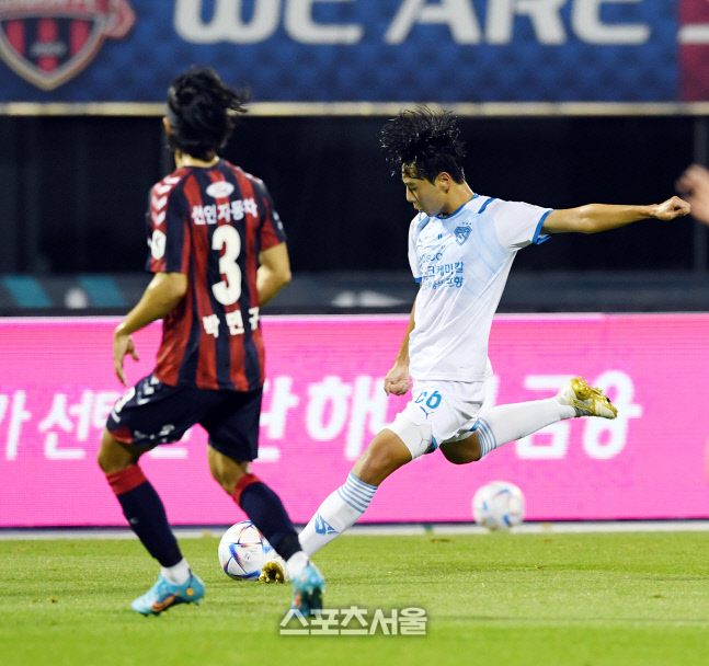 [포토]포항 김준호의 중거리슛