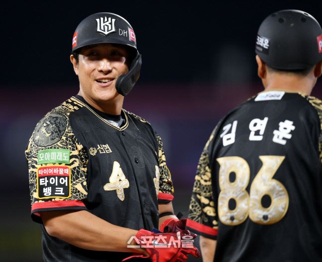 [포토] 상대 실책에 웃는 황재균