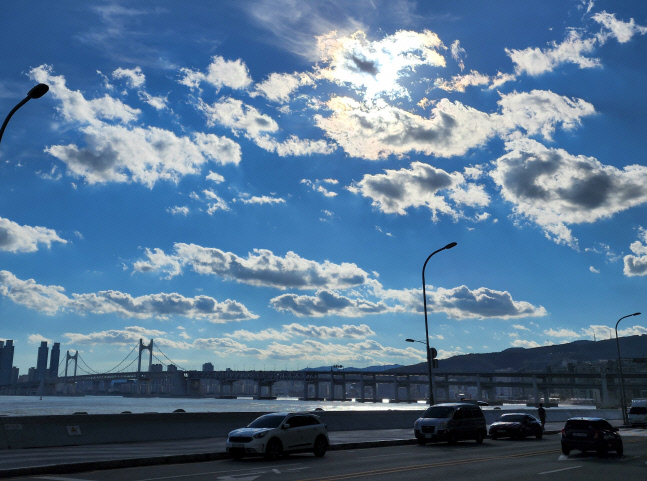 [오늘날씨]태풍 물러간 맑은 하늘, 낮최고 25~30도. 동해 강풍 유의