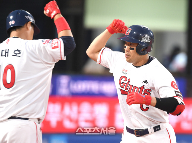 [포토] 3회 동점 만드는 솔로포 날린 전준우