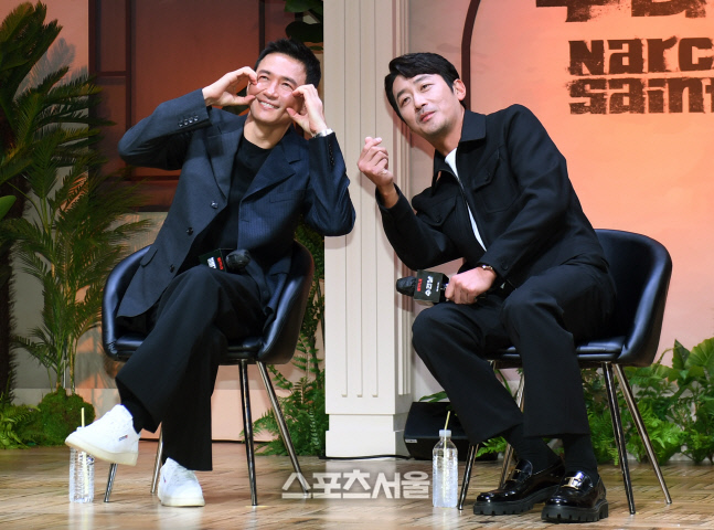 [포토]케미 뽐내는 황정민과 하정우