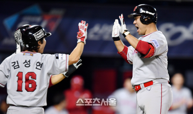 팀 세번째 홈런 터트린 이재원, 날을듯이[포토]
