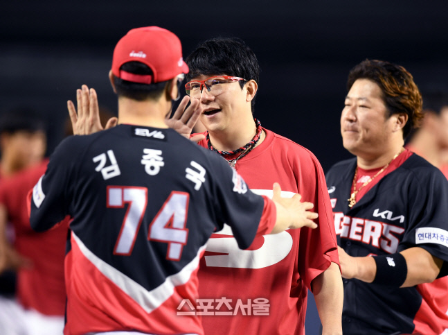 [포토] 8승 달성한 양현종, 김종국 감독과 하이파이브