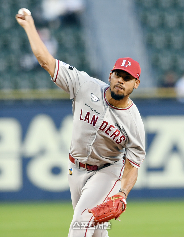 [포토]힘차게 공 뿌리는 SSG 폰트