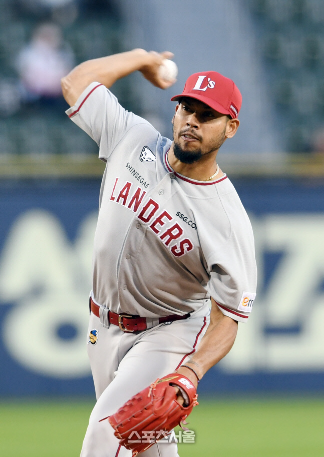 [포토]SSG 폰트, LG전 선발 등판