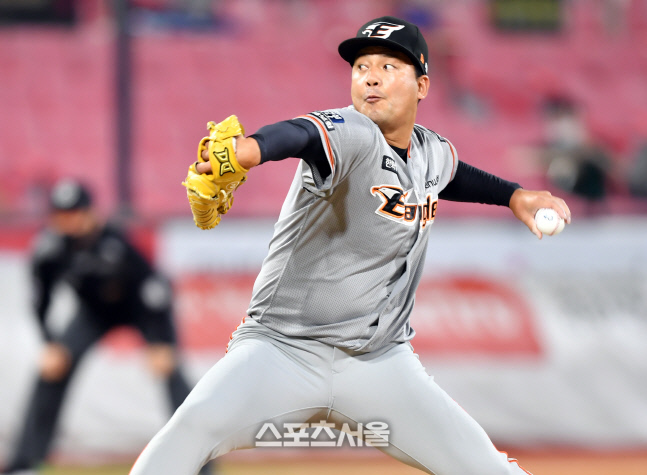 7회말 책임진 임준섭, 무실점[포토]