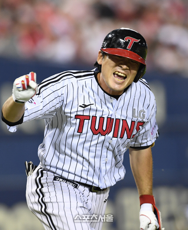 [포토]LG 이형종, SSG 폰트 상대 대타 역전 적시타