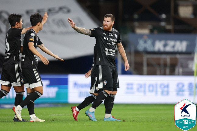 '아담 헤딩 결승포' 울산, 수원 삼성 1-0 꺾고 선두 유지…2위 전북과 '승점 10점차'[SS현장리뷰]
