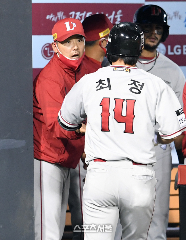 [포토]최정의 동점 홈런 축하하는 김원형 감독