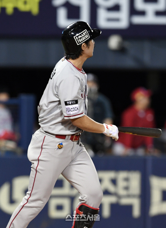 [포토]SSG 최정, LG 고우석 상대 시즌 20호 홈런