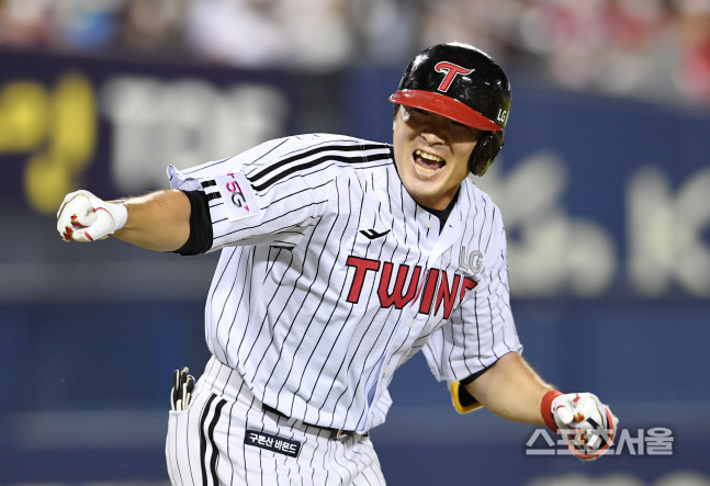 [포토]역전 적시타에 포효하는 LG 이형종