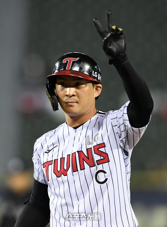 [포토]SSG 폰트 상대로 안타 뽑아낸 LG 오지환