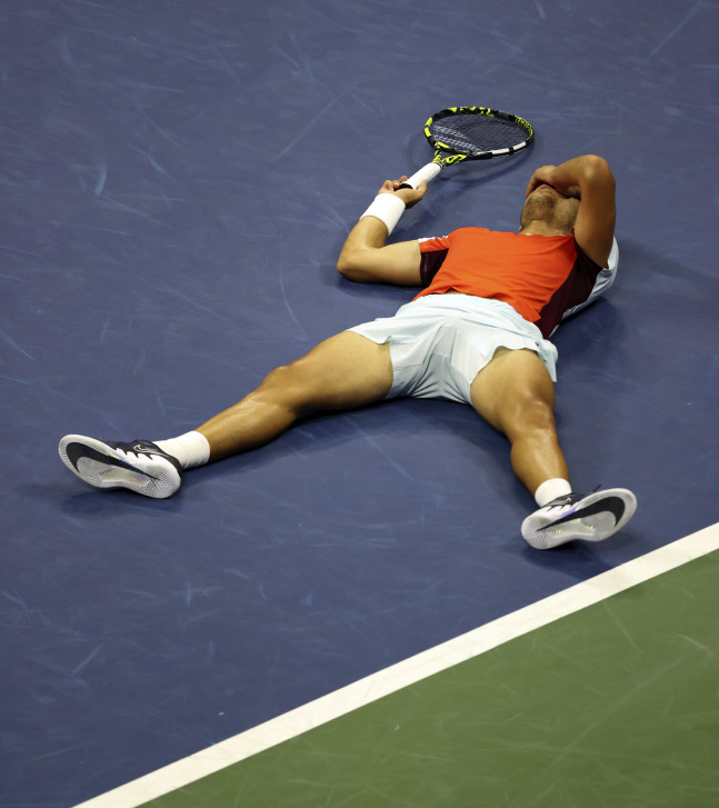 코트에 누워버린 알카라스