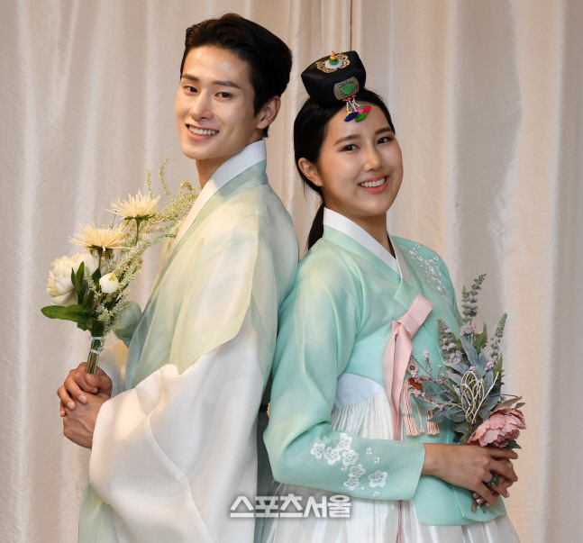 [추석특집] 우리나라에서 '가장 예쁜 여자' 송채련과 '가장 잘생긴 남자' 김희원, “스포츠서울 독자여러분 하루하루가 한가위 같으세요” [이주상의 e파인더]