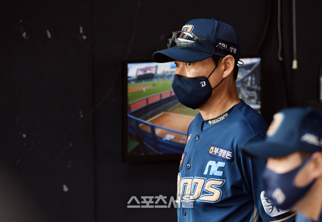 [포토]NC 강인권 감독대행, 승리가 필요해...