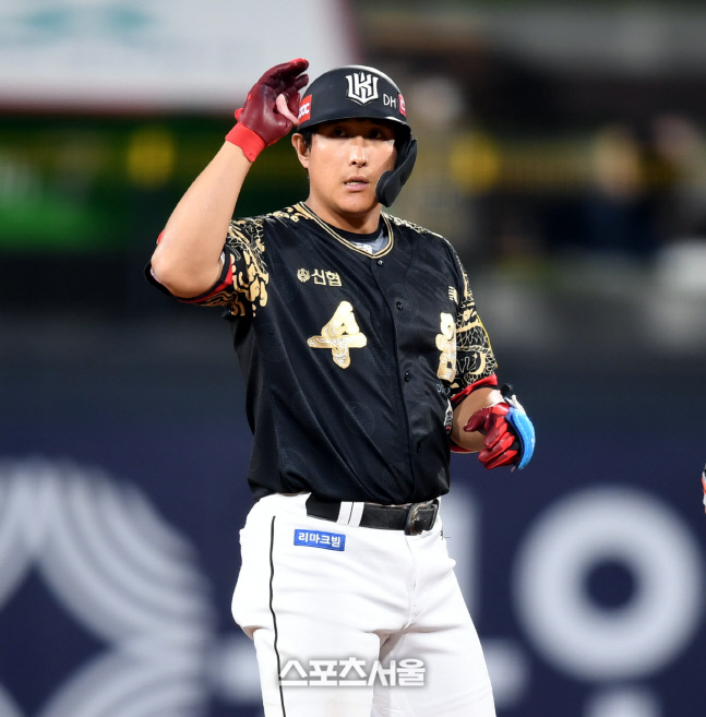 [포토] 안타 황재균 \'득점기회 만들었어\'