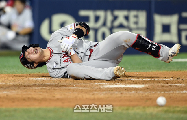 [포토]고통스러워 하는 SSG 최정