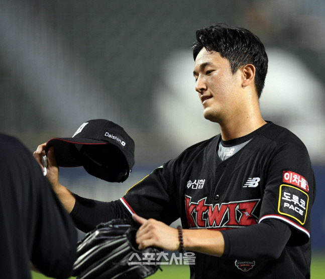 [포토] 고영표 \'경기는 못 끝냈지만\'