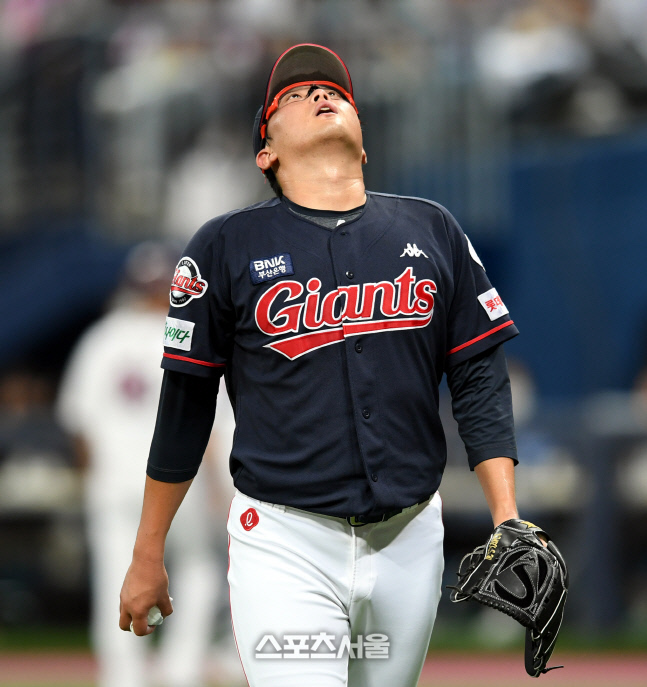 [포토] 아쉬워하는 박세웅 \'역전을 허용하다니\'