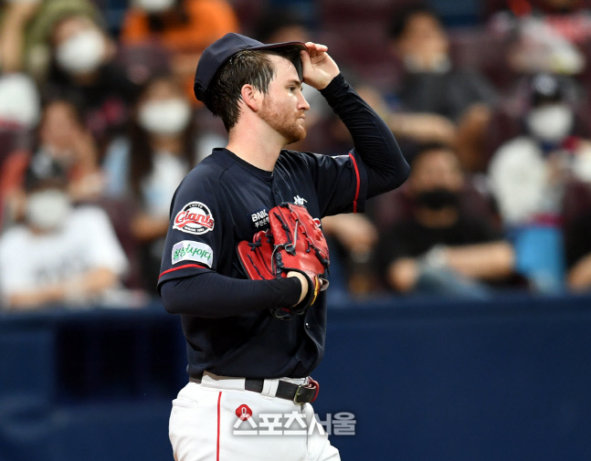 [포토] 반즈 \'폭투로 실점을 하다니\'