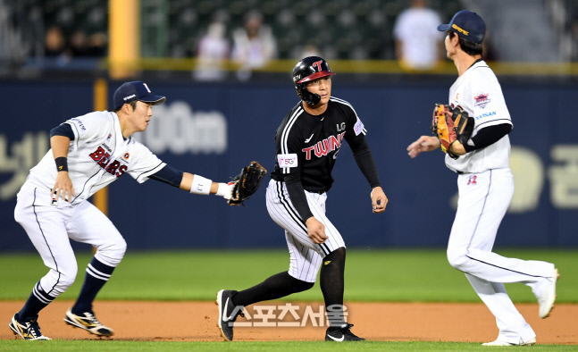 [포토] 런다운 걸린 오지환 \'갈 데가 없어\'