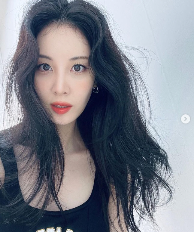 백설 공주? 서현, 소시 언니들이 예뻐할 비주얼 공주[★SNS]