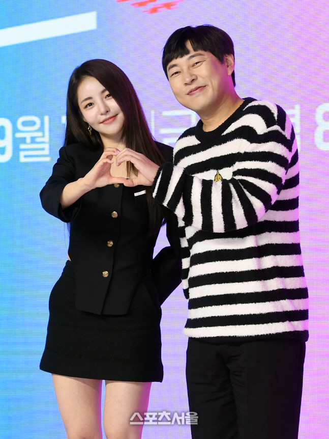 [포토]함께 하트 만드는 유정과 이진호