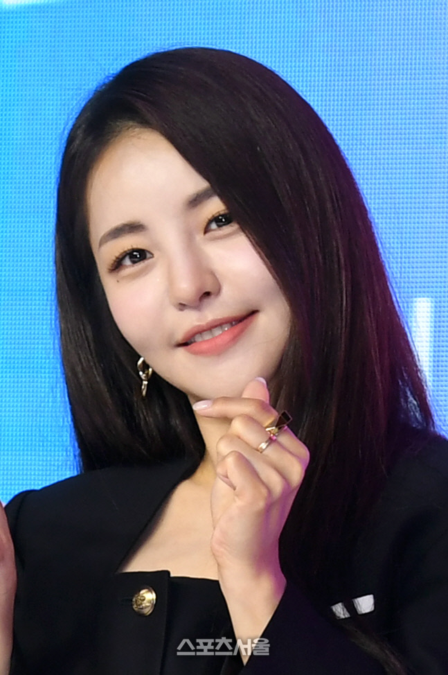 [포토]깜찍하게 하트 만들어 보이는 브레이브걸스 유정