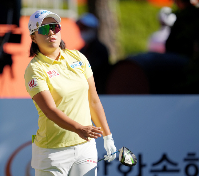 수트로 라이트 스윕 착용 컷(김해림 프로) (1)