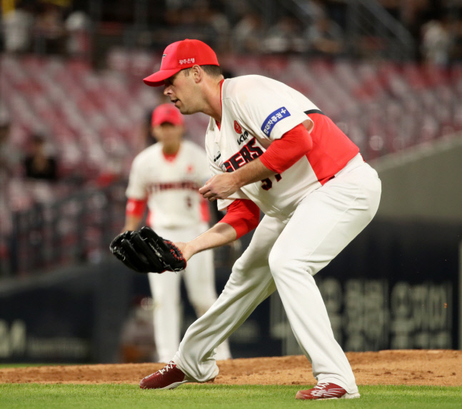 수비하는 투수 놀린