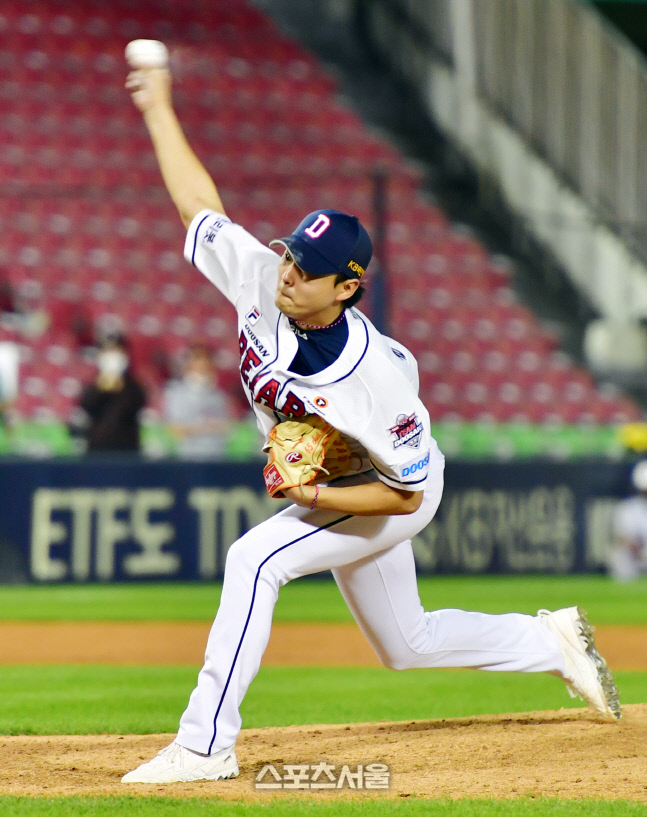 7회초 1사 1,2루 위기 불끈 정철원 [포토]