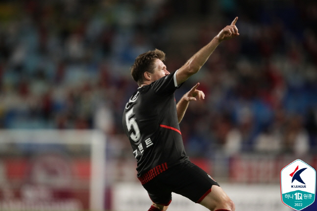 '그랜트·고영준 연속골' 포항, 수원 2-0 제압…2위 전북과 4점차 유지[현장리뷰]