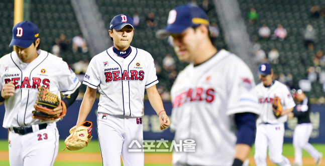 7회초 실점위기 막아낸 정철원 [포토]