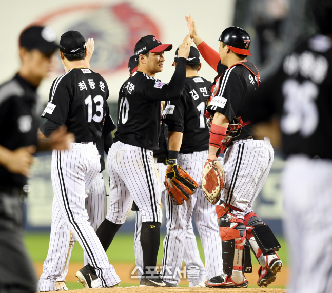 [포토] 20홈런-20도루 클럽 가입 오지환, LG는 23년 만에 배출