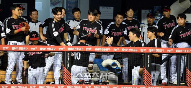 [포토] 오지환, 4회 상대 실책 틈 타 득점