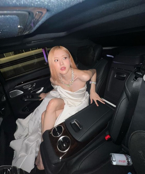 로제, 고가의 다이아몬드는 거들 뿐.. 더 눈에 띄는 여신美