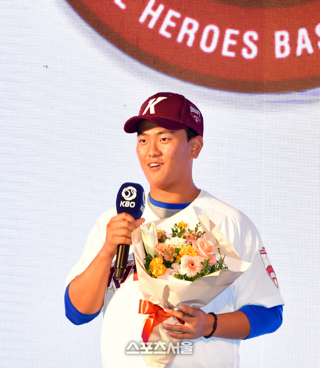 키움 유니폼 입고 포토타임, 원주고 김건희[포토]