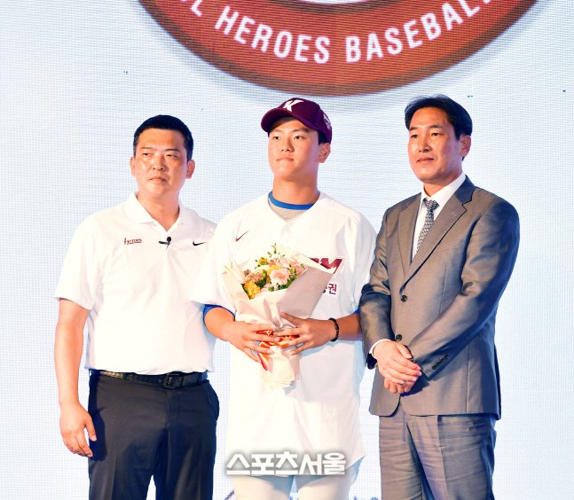 키움 유니폼 입고 포토타임, 원주고 김건희[포토]