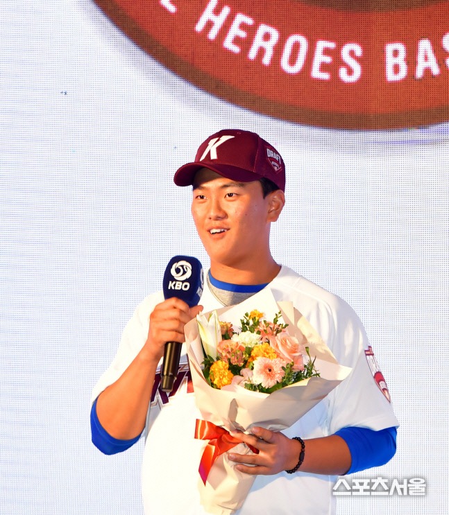 키움 유니폼 입고 포토타임, 원주고 김건희[포토]