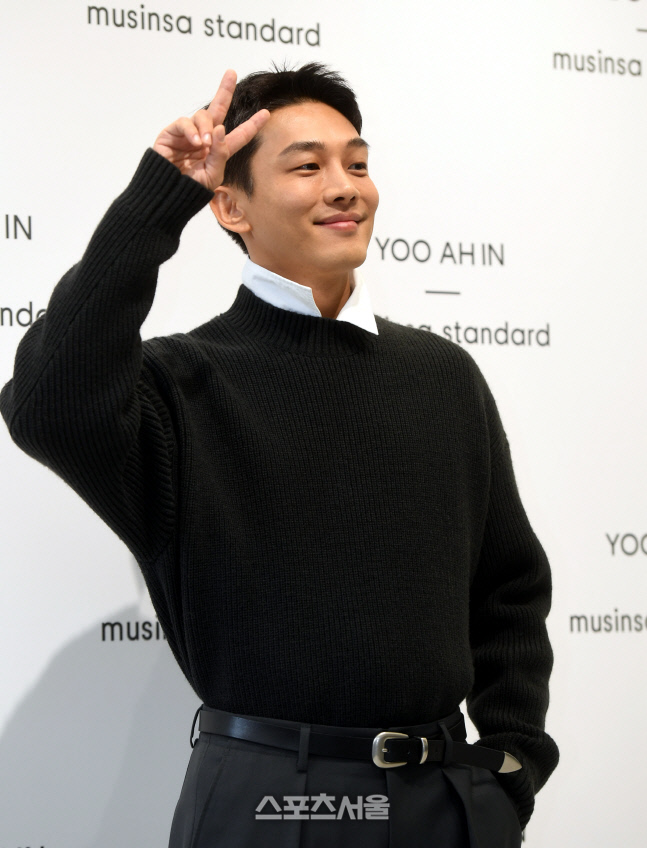 [포토] 유아인, 쑥스러운 브이 포즈
